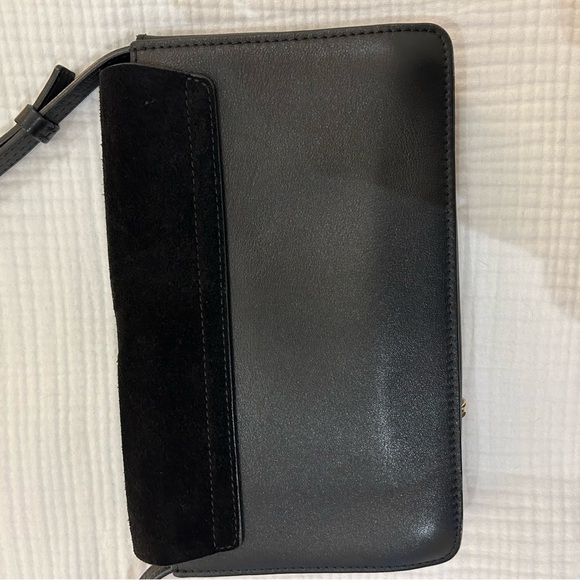 Chloe Black Crossbody Bag with Sleek Design - Picture 3 of 4